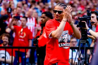 Huldiging PSV: vuurwerk op ramvol Stadhuisplein, spelers tonen de schaal aan jonge fans in Philips Stadion