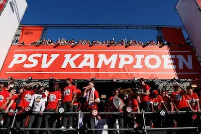 PSV strikt Rabobank als nieuwe hoofdpartner en haalt extra miljoenen binnen