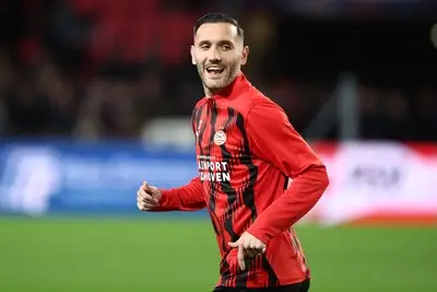 De spits die maar 24 minuten bij PSV speelde, doet zijn verhaal na zijn tbc-besmetting: ‘Heb al een kampioensshirt ontvangen’