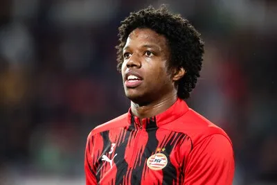 PSV heeft dringend behoefte aan beter onderhoud op de vleugels: acht backs in elf maanden weg is een realistisch scenario