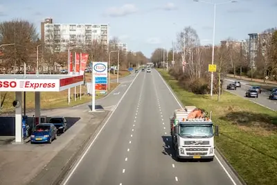 Hij probeerde zijn stikkende vriend te helpen, maar klapte met zijn auto op een boom: cel dreigt omdat hij te veel had gedronken