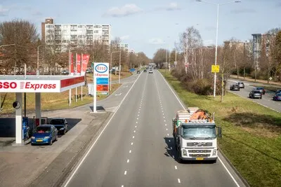Probeerde hij zijn vriend te redden of was Eindhovenaar dronken toen hij zijn auto om een boom vouwde?