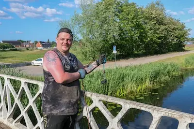 Magneetvisser in Eindhoven haalt gevaarlijke vondsten boven water: ‘Voor kinderen is deze hobby levensgevaarlijk’