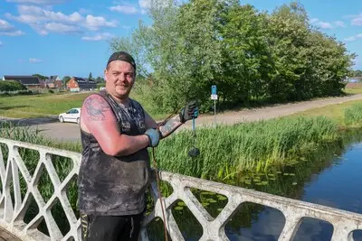 Magneetvisser hengelt vuurwapens en handgranaat uit  Eindhovensch Kanaal; ‘Best een gevaarlijke hobby’