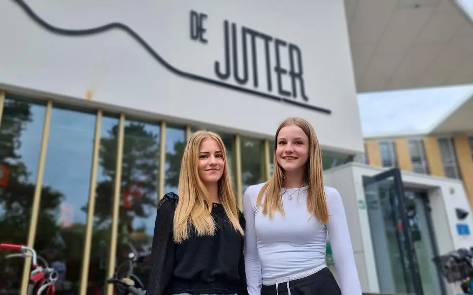 Rixt en Jente (15) zijn Vlieland wel een beetje zat. ‘Ik verheug me op een nieuw begin in Leeuwarden’