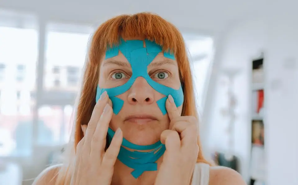 Facetaping; lekker lelijk naar bed toe gaan | chronisch online