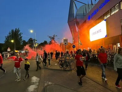 Ongekend feest barst los in Eindhoven! Ajax krijgt in slotminuten tegendoelpunt, PSV pakt koppositie