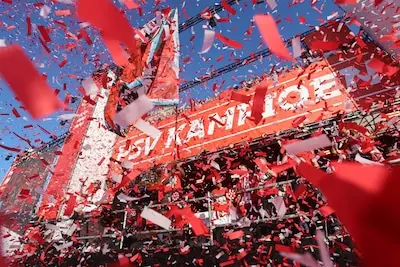 Spelers zingen ‘Brabant’ op Stadhuisplein, Luuk de Jong bedankt organisatie en ambulancepersoneel