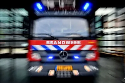 Meerdere bomen en struiken staan in brand langs Jan Paulpad in Benthuizen