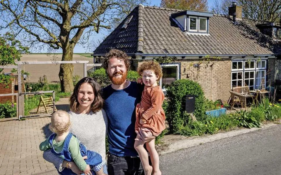 Caro (30) en Rutmer (33) kochten het goedkoopste huis van Funda in Sint Jacobiparochie: ‘Geur van muizenpis namen we op de koop toe’