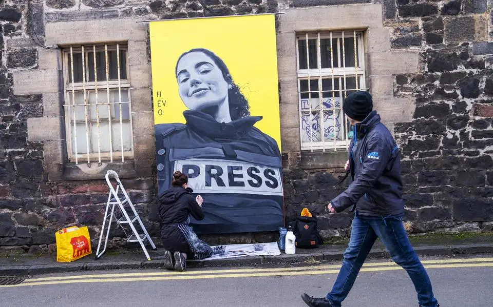 Via Instagram, TikTok en Al Jazeera neemt Bisan (28) de wereld mee in haar dagelijkse realiteit: ‘I’m still alive’