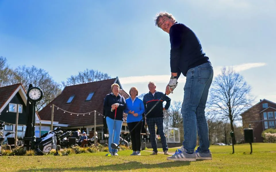 Bij golfclub Heidemeer in Heerenveen is golf meer dan alleen een pensioensport. ‘Ik was in no time verslaafd’