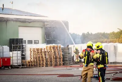 Brand uitgebroken in grote loods van boomkwekerij in Boskoop, vlammen inmiddels gedoofd