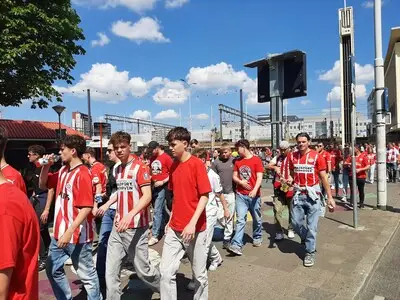 Eindhoven viert de titel van PSV: nu al drommen voetbalfans in de stad