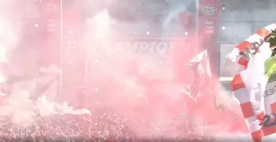 Vuurwerk bij Guus Meeuwis op ramvol Stadhuisplein, PSV-spelers en dj La Fuente op Platte Kar