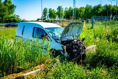 Busje vliegt uit de bocht op afrit van N11 bij Hazerswoude-Rijndijk