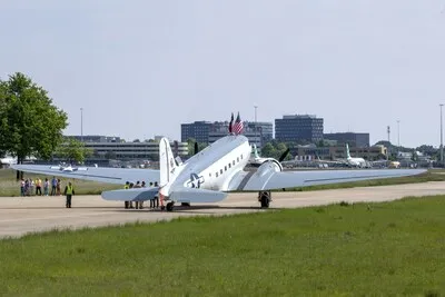 Bijzondere gast op Vliegbasis Eindhoven: oud marinetoestel uit WOII eert gesneuvelde zeelieden
