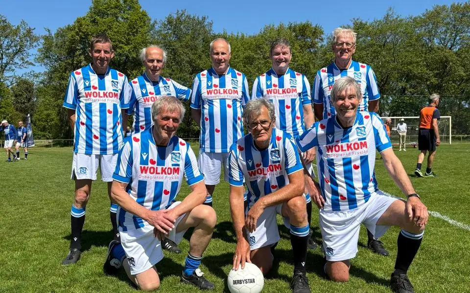 Wandelvoetballende ouderen genieten bij sc Heerenveen. ‘Het begint met koffie en gezelligheid’