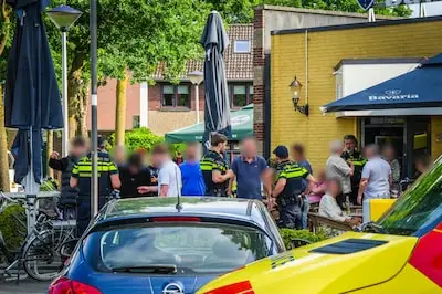 Man (38) rent bomvol Helmonds terras op en steekt twee mensen neer