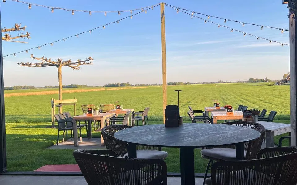 Met een groen vergezicht en vermaak uit de natuur is het heerlijk dineren bij de Fûke in Echten