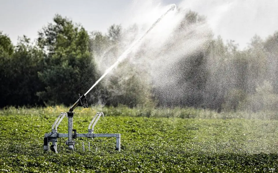 Wetterskip Fryslân roept boeren op om niet zomaar te beregenen vanuit de sloot