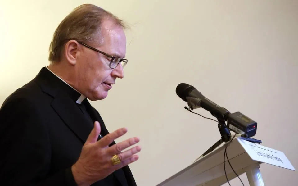 ‘Onze oude bisschop’ vliegt naar het Vaticaan. Wordt kardinaal Wim Eijk misschien de nieuwe paus?