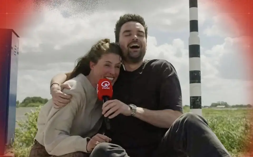 Radiospel Wanted van Qmusic eindigt in Terherne: Marieke Elsinga gepakt op fietsbrug