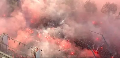 Immense rookwolk door vuurwerk, Luuk de Jong toont de schaal: ‘Forza PSV, we zijn weer kampioen’