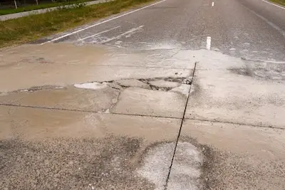 Weg tussen Helmond en Deurne na avondvullende reparatie weer open, grote gaten in asfalt door slijtage