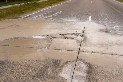 Weg tussen Helmond en Deurne in beide richtingen dicht door grote gaten in de weg