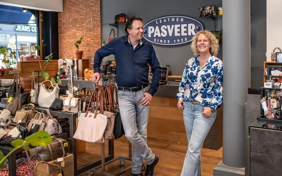 Honderd jaar lederwarenhuis Pasveer, met vestigingen in Sneek, Drachten en Heerenveen: hoe het familiebedrijf begon