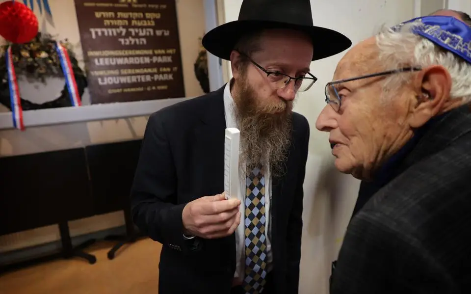 Holocaust-overlevende Benno (98) wijdt zijn oude Joodse school in. 'Een hele eer'