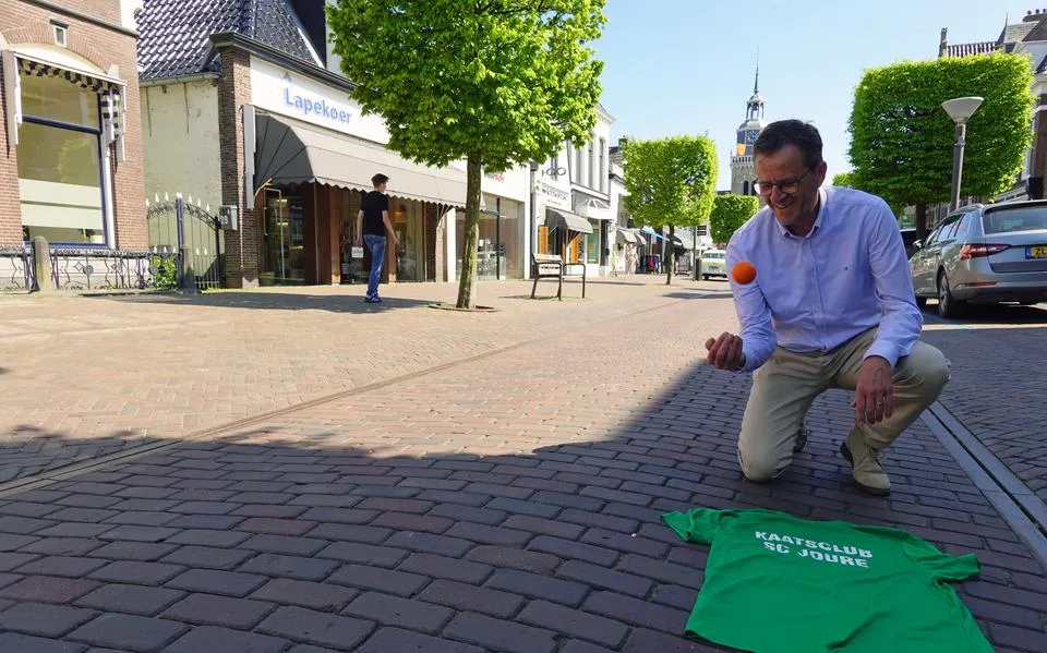 Kaatsen in de Midstraat in Joure: ‘We zijn met niets begonnen en hebben nu een eigen toernooi’
