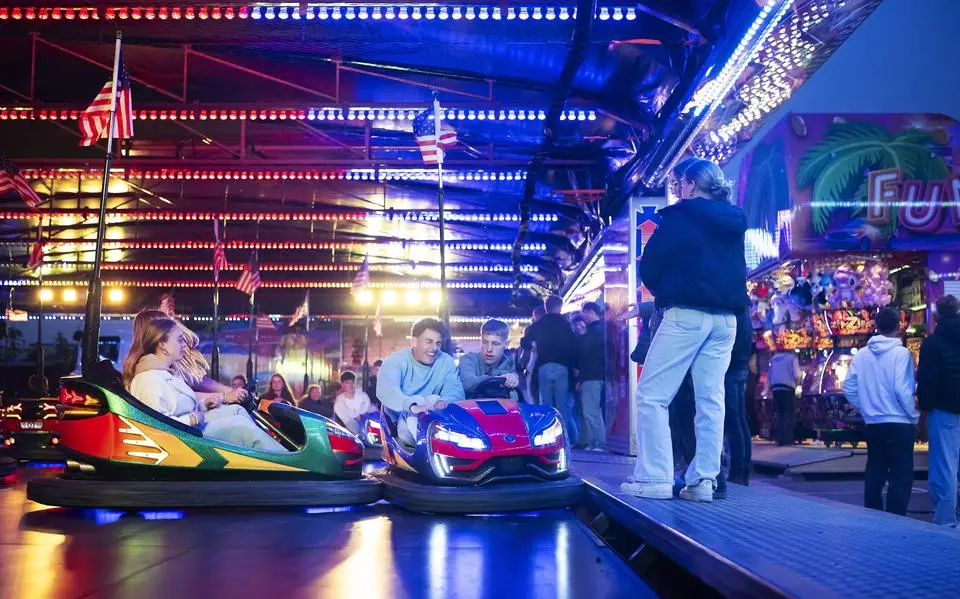 Hoe verliep de drukste avond van de kermis in Sint Annaparochie na alle ophef? 'Mijn ouders zijn bezorgd'