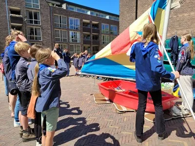 Waterscouting gaat over land naar de kerk met een kleine zeilboot: ‘Voor de grote hebben we geen vergunning’