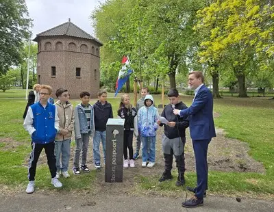 Kinderen onthullen Vredesboom in Hortensiapark Helmond; stilstaan bij betekenis van vrijheid op koele plek