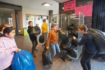 Kinderen strijden tegen textielafval