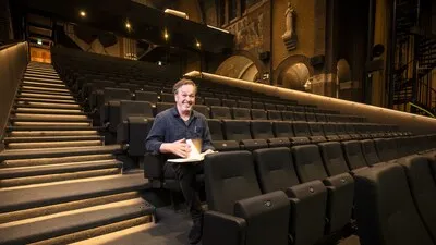John schrijft en regisseert de Helmondse musical: 'We gaan eruit met een knaller'