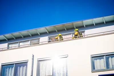 Brand op balkon van appartement, ruiten van woning gesprongen