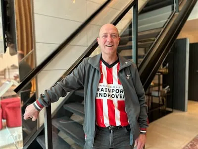 Clubliefde gaat ver: Malcolm (58) reist al honderd keer naar PSV vanuit Schotland