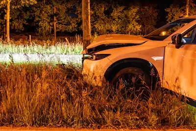 Man botst met auto tegen boom in Helmond