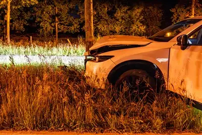 Man botst tegen boom in Helmond