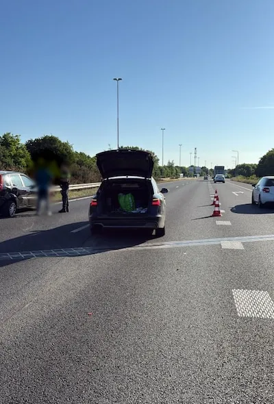 Flinke file door ongeval op A58 van Breda naar Tilburg, verkeer over vluchtstrook