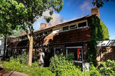 Grote brand zorgt voor schade aan drie Tilburgse woningen: ‘Met een tuinslang ga je geen woningbrand blussen’