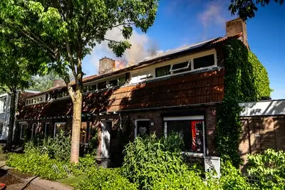 Grote brand in vier woningen in Tilburg: ‘Met een tuinslang ga je geen woningbrand blussen’