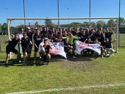 Dit zijn de uitslagen, doelpuntenmakers en wedstrijdverslagen van het amateurvoetbal op zondag