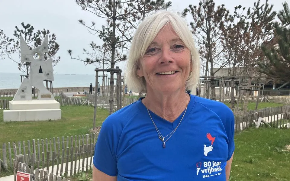 Lopers in Normandië onderweg met de vlam. Ook Mirjam (61) uit Uitwellingerga loopt mee, met een groot familiegeheim