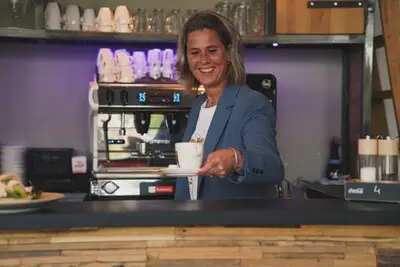 Inge runt haar eigen lunchzaak aan de Piushaven: 'Het heeft de sfeer van een buurtcafé'