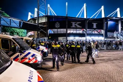 Sfeer slaat om na belangrijke zege Willem II: supporters gooien met stoeltjes naar politie, ME grijpt in