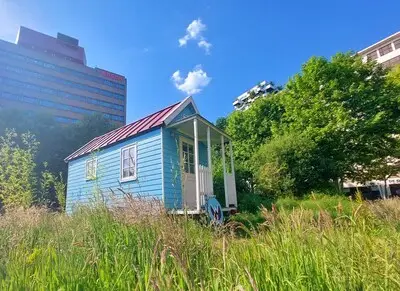 Tiny house of kunst? Hierom staat dat blauwe huisje op Strijp-S
